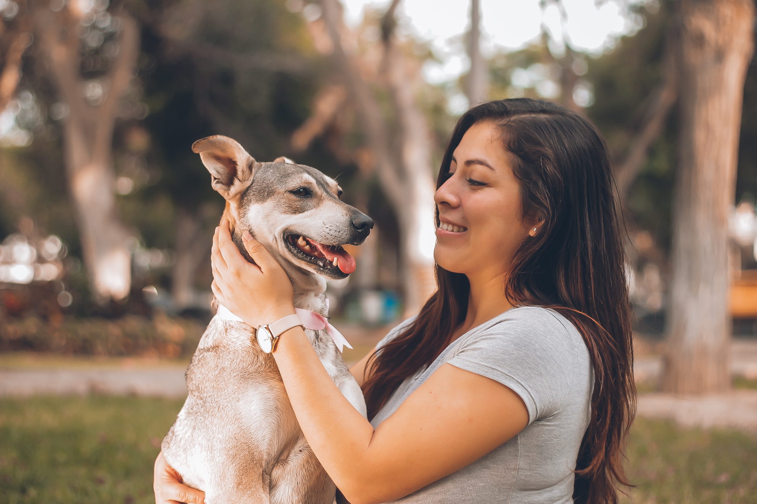 manuel-meza-KvKop_a_EXw-unsplash woman holding small dog
